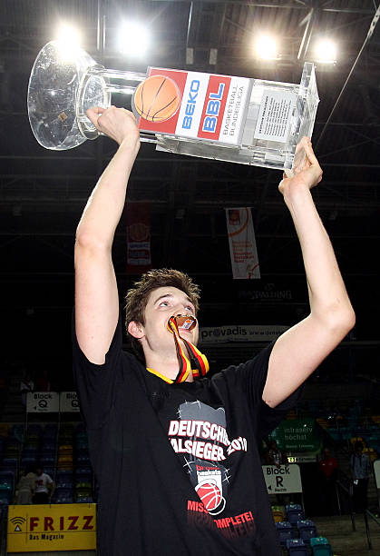 他在半场中 他在半场中